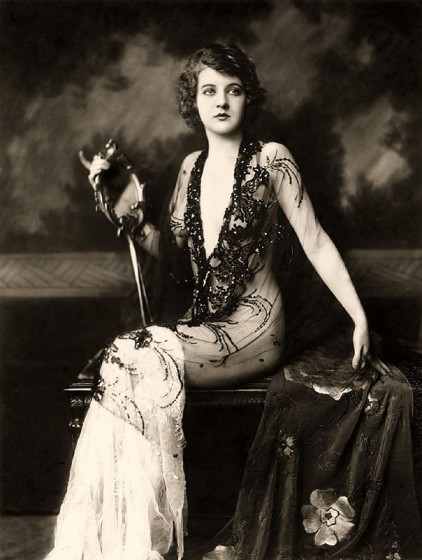 Ziegfeld-Follies-Girls-1920-Broadway-01.jpg
