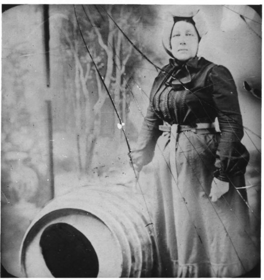Annie-Edson-Taylor-chute-niagara-tonneau-tomber-cascade-01.jpg