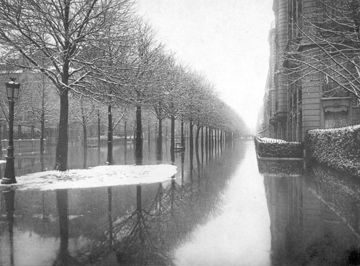 The flood of the Seine in Paris 1910 crue paris avenue montaigne crue paris avenue montaigne La crue de la Seine à Paris en 1910 photo histoire