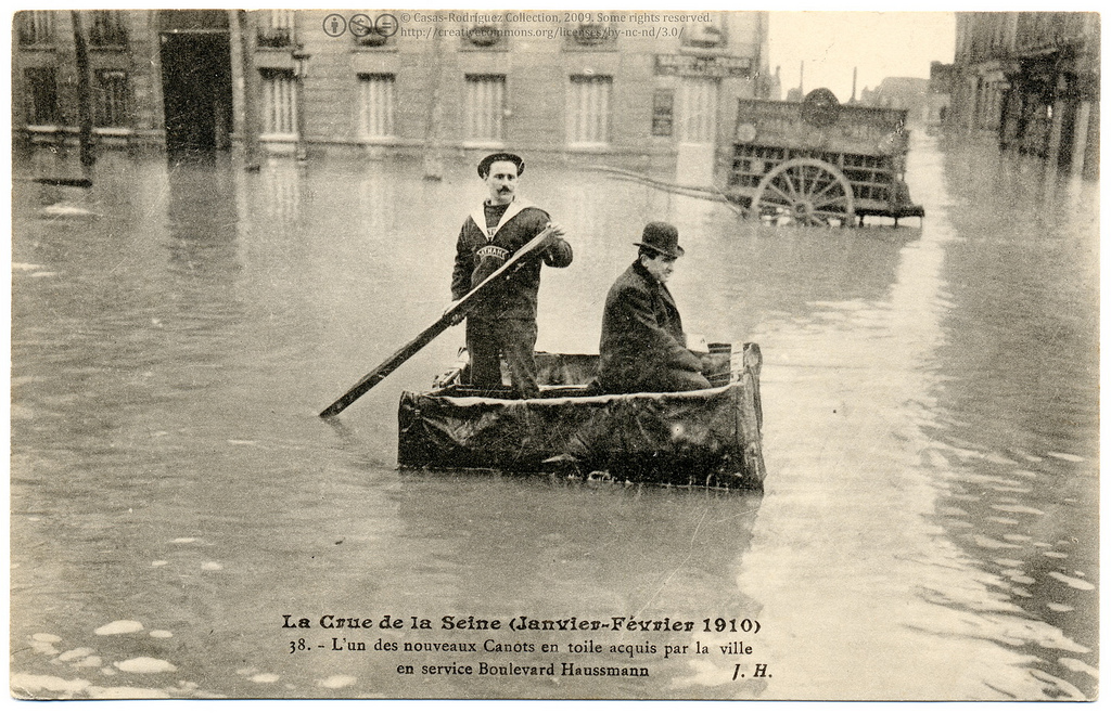 crue paris bateau La crue de la Seine à Paris en 1910  photo histoire 