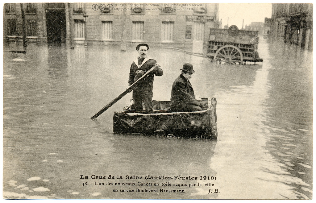 The flood of the Seine in Paris 1910 crue paris bateau crue paris bateau La crue de la Seine à Paris en 1910 photo histoire