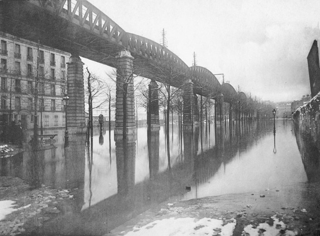 crue paris boulevard grenelle La crue de la Seine à Paris en 1910  photo histoire 