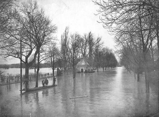 The flood of the Seine in Paris 1910 crue paris la pelouse bagatelle crue paris la pelouse bagatelle La crue de la Seine à Paris en 1910 photo histoire