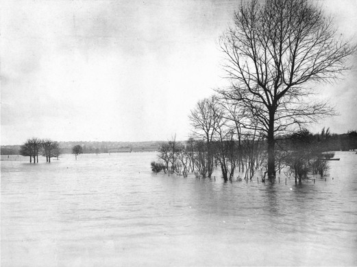The flood of the Seine in Paris 1910 crue paris longchamp crue paris longchamp La crue de la Seine à Paris en 1910 photo histoire