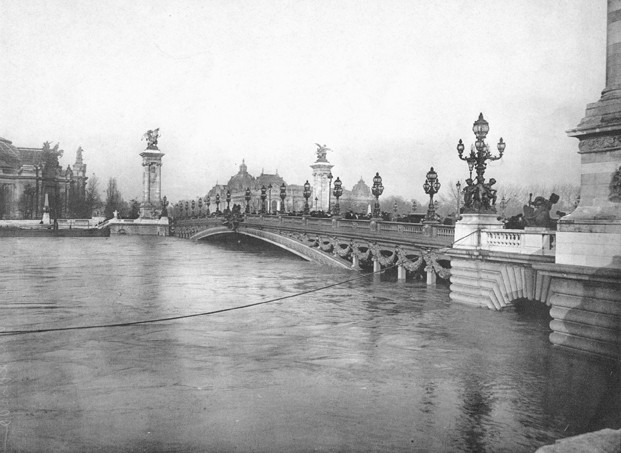 The flood of the Seine in Paris 1910 crue paris pont alexandre III crue paris pont alexandre III La crue de la Seine à Paris en 1910 photo histoire