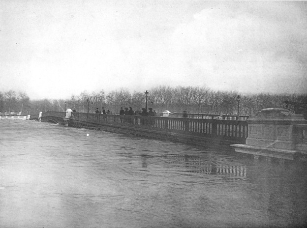 The flood of the Seine in Paris 1910 raw paris bridge solferino crue paris pont solferino La crue de la Seine à Paris en 1910 photo histoire