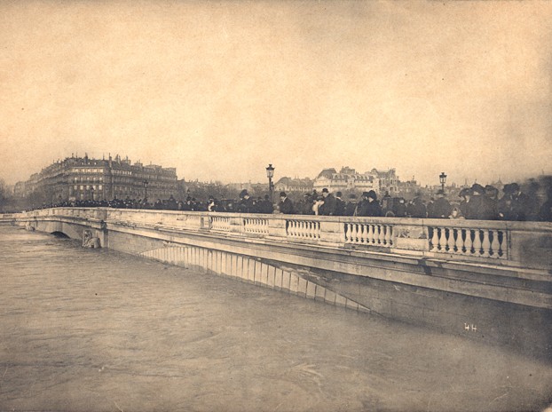 The flood of the Seine in Paris 1910 crue paris ponte alma crue paris ponte alma La crue de la Seine à Paris en 1910 photo histoire