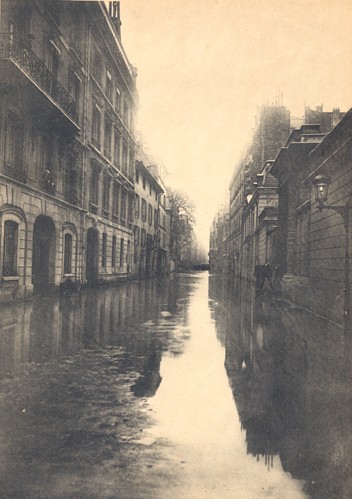crue paris rue universite  La crue de la Seine à Paris en 1910  photo histoire 