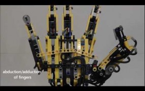 Un bras humain en Lego