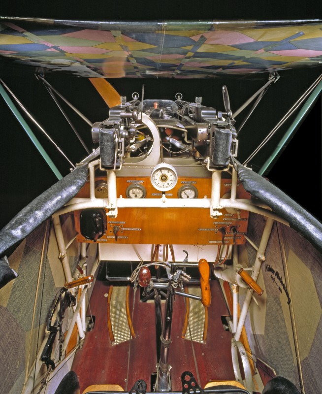 http://www.laboiteverte.fr/21-cockpits-davions/04-cockpit-avion-fokker-d-vii/