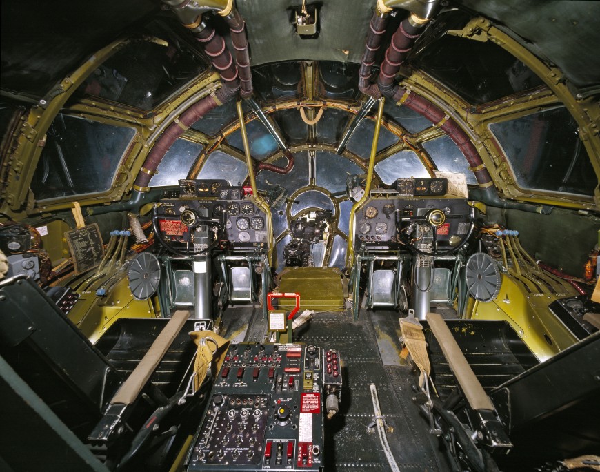 http://www.laboiteverte.fr/21-cockpits-davions/09-cockpit-avion-enolagay/