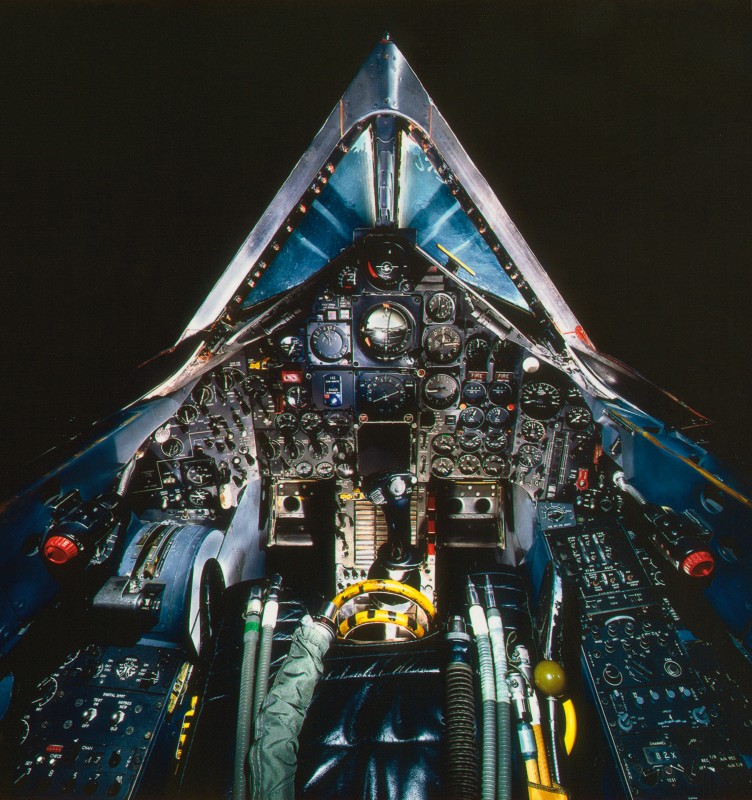 http://www.laboiteverte.fr/21-cockpits-davions/13-cockpit-avion-lockheed-sr-71a-blackbird/