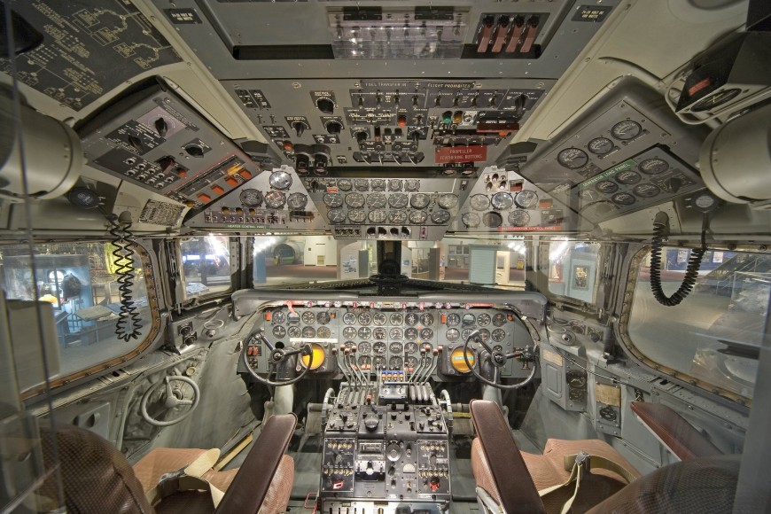 http://www.laboiteverte.fr/21-cockpits-davions/14-cockpit-avion-douglas-dc-7/