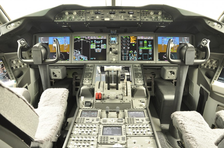 http://www.laboiteverte.fr/21-cockpits-davions/18-cockpit-avion-boeing-787/