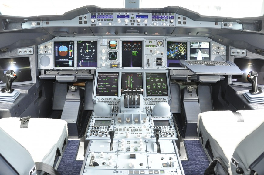 http://www.laboiteverte.fr/21-cockpits-davions/20-cockpit-avion-britishairwaysa380/