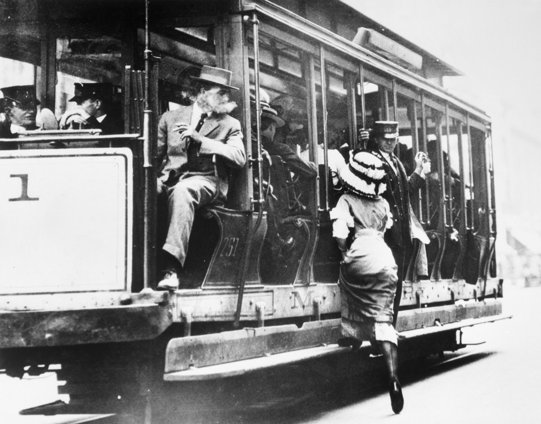 femme-monte-tramway