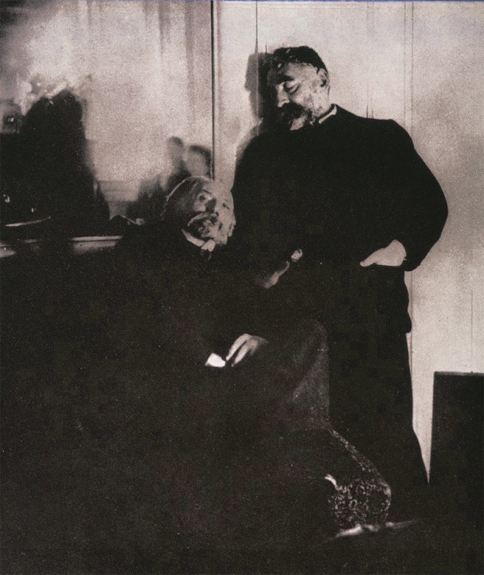 Renoir ( assis ), Mallarmé ( debout ) et Degas ( dans le miroir )