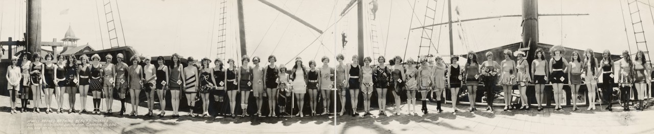 miss-panoramique-Jewell-Pathes-Bathing-Beauty-Pirates-capture-Vitagraph-Ships-for-Captain-Blood-Balboa-Beach-California-June-15-1924
