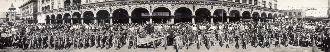 Des motos à Venice, Californie - 1910
