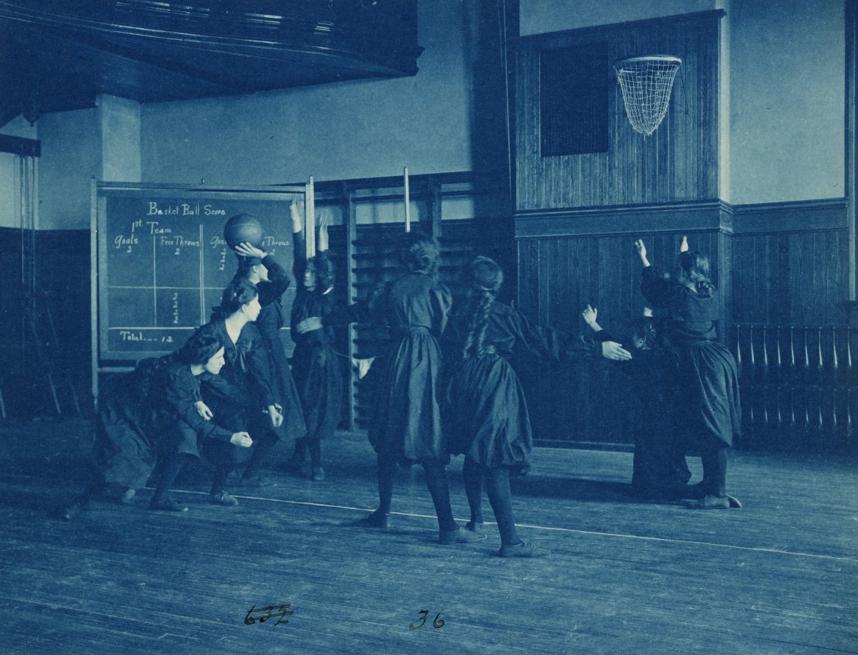 Des étudiantes jouent au basketball à la Western High School de Washington - 1899
