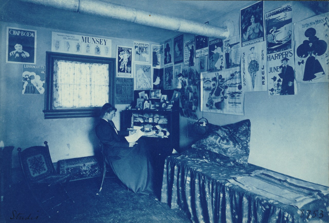 Frances Benjamin Johnston dans le bureau de son studio