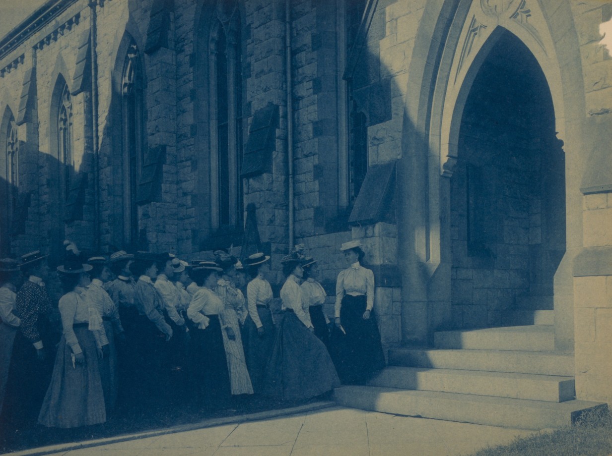 Un groupe de jeunes femmes à l'entrée d'une église
