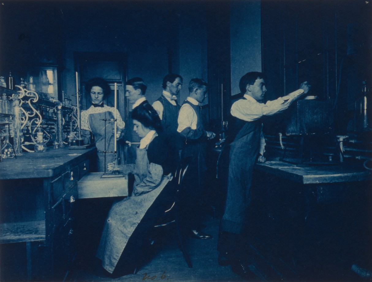 Des étudiants réalisent des expériences dans un laboratoire