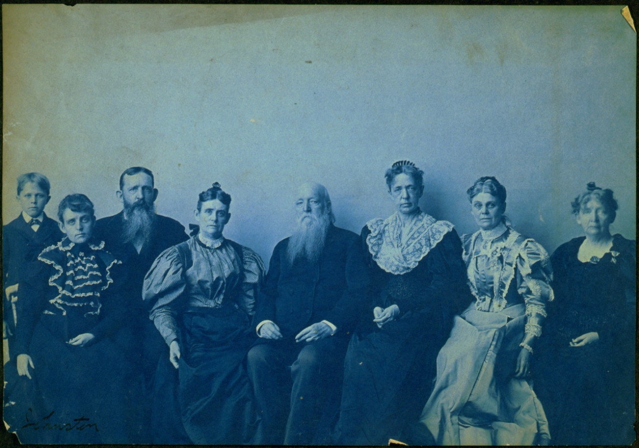 Frances Benjamin Johnston pose avec sept membres de sa famille dans son studio