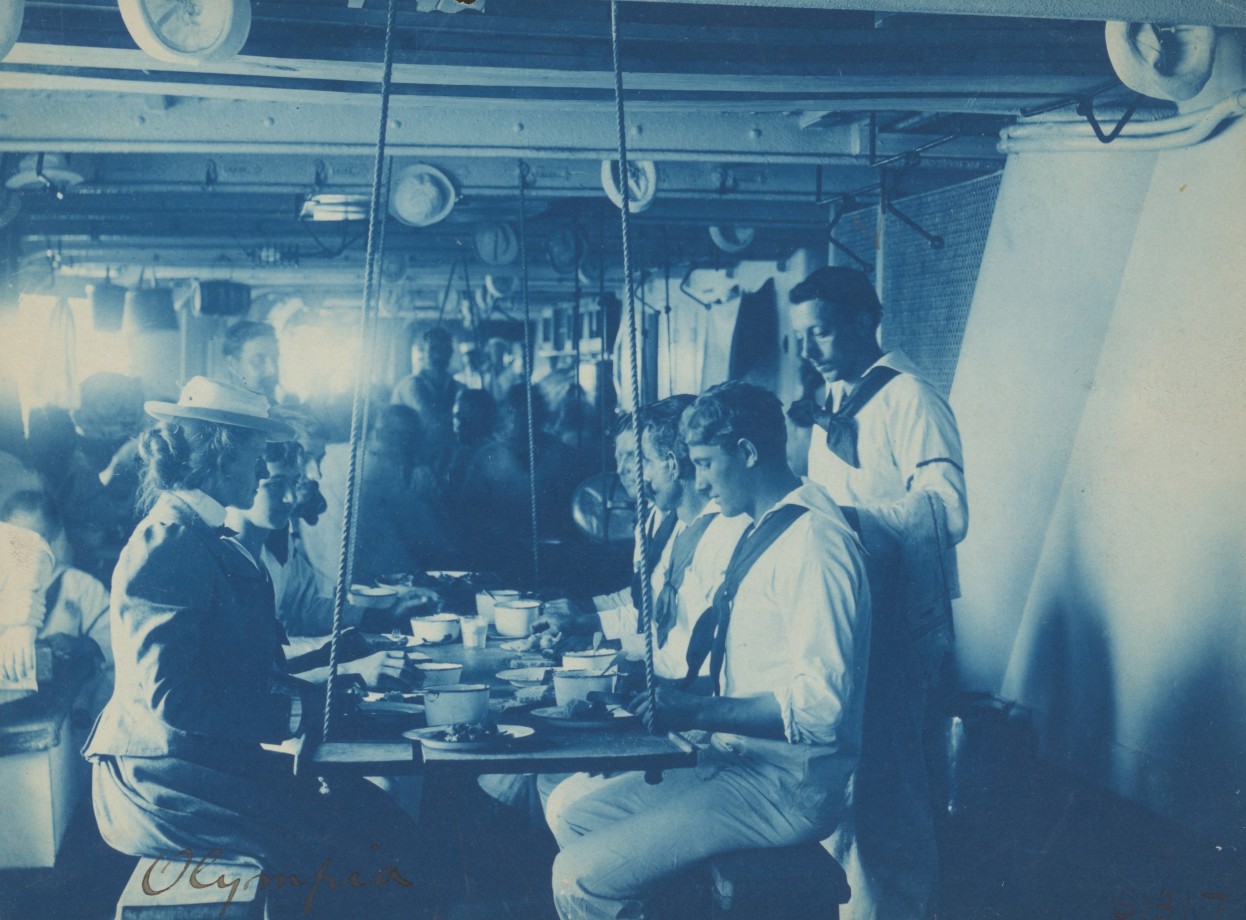 Miss Johnston prend un repas avec l'équipage de l'U.S.S. Olympia