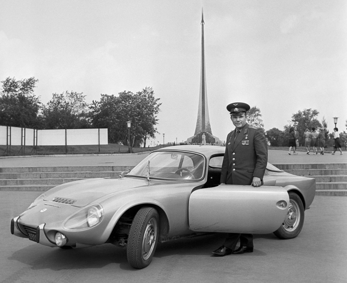 Yuri Gagarin pose a coté d'une Matra Bonnet Djet V S coupé qui lui a été offerte par la France en 1965