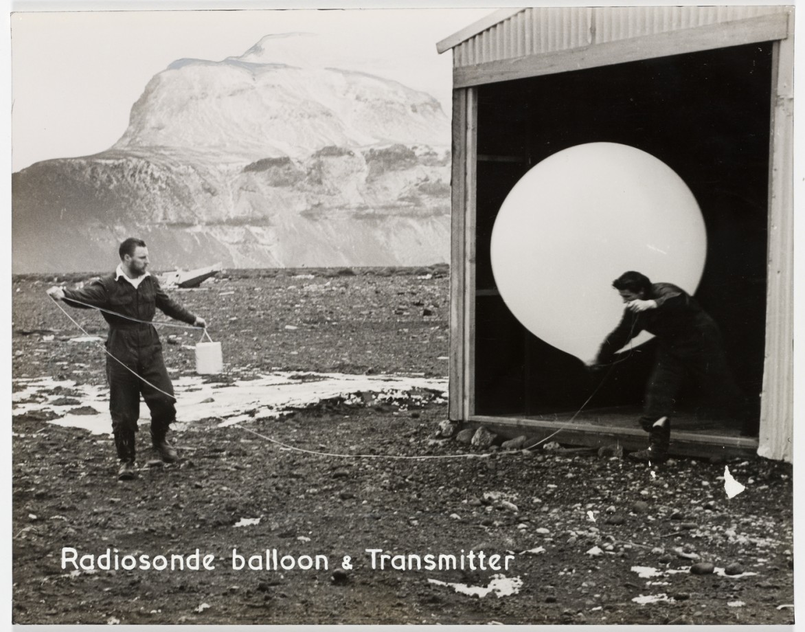 Des chercheurs australiens lâchent un ballon de recherche gonflé à l'hydrogène et équipé d'un radio-transmetteur, Antarctique - 1953 