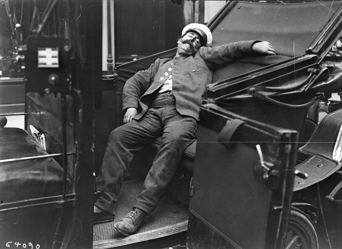 Un chauffeur de taxi dort dans sa voiture pendant une vague de chaleur, Paris - 1920