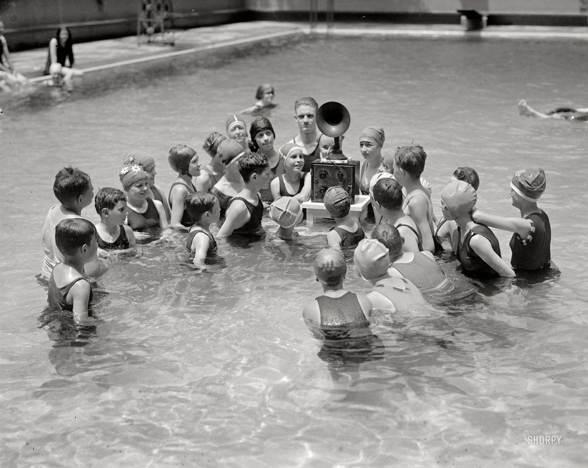 Des enfants écoutent la radio dans une piscine - 1920