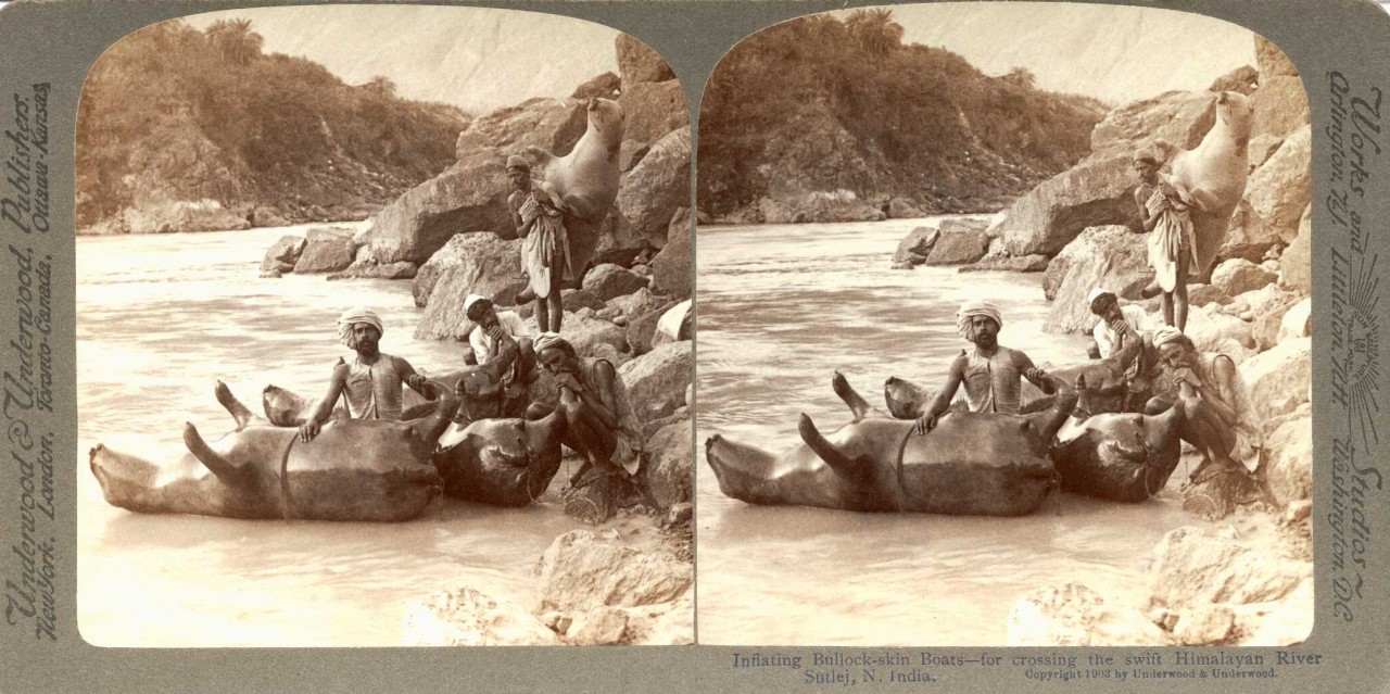 Utilisation d'une peau de boeuf gonflée pour traverser une rivière de l'Himalaya, Inde - 1900