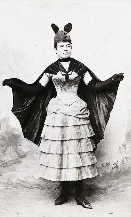 Une femme en costume de chauve-souris en 1887