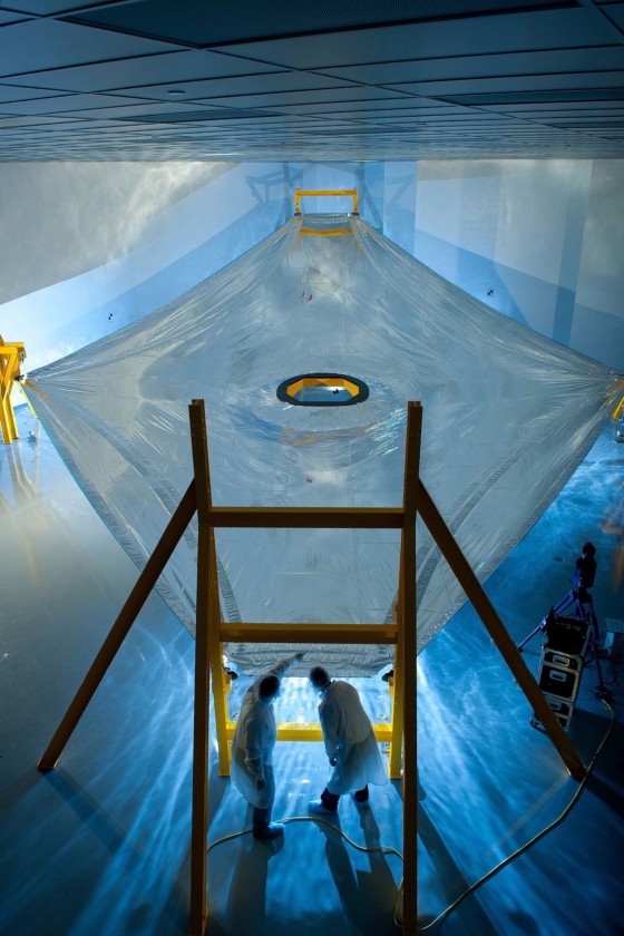 Inspection d'une voile géante qui va protéger le télescope du rayonnement solaire