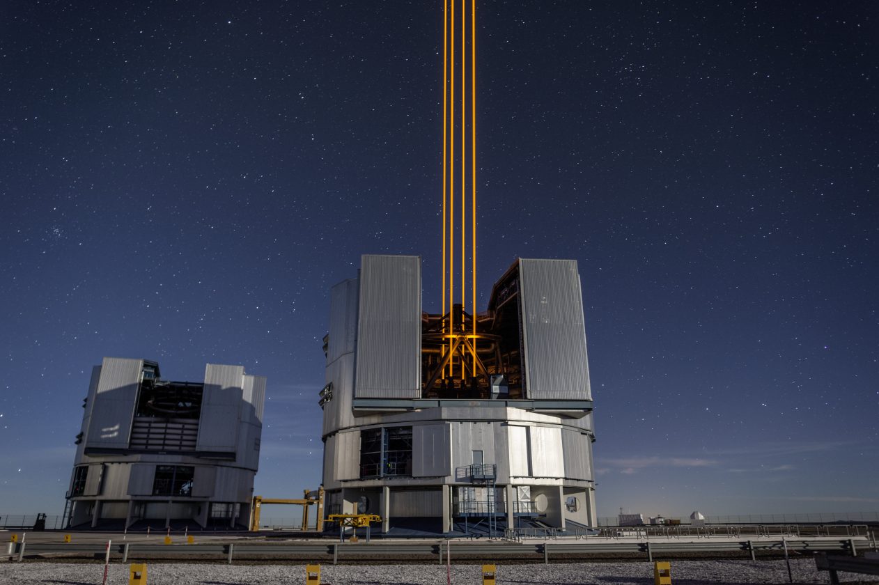 eso-vlt-laser-telescope-09