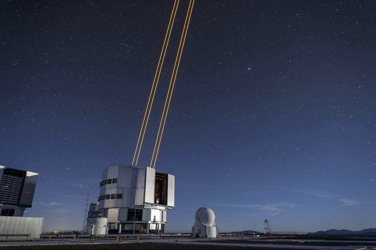 eso-vlt-laser-telescope-11