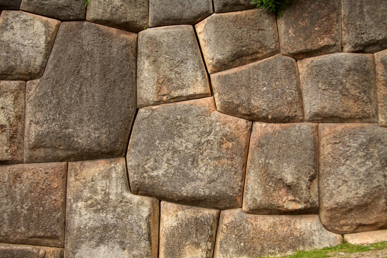 Les pierres qui ont de 7 jusqu'à 11 angles sont assez courantes dans les murs incas