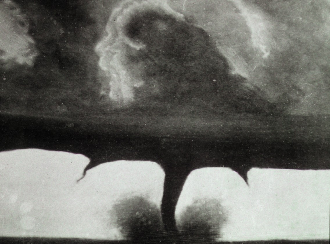 Une des plus vieilles photos d'une tornade, prise à 30km de Howard dans le Dakota du Sud - 28 août 1884