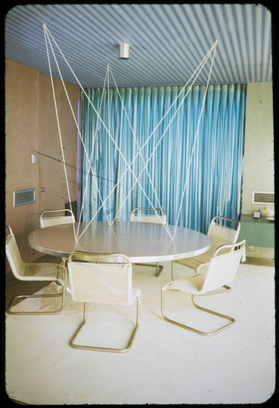 03-Frey_residence_dining_table_Palm_Springs_1954