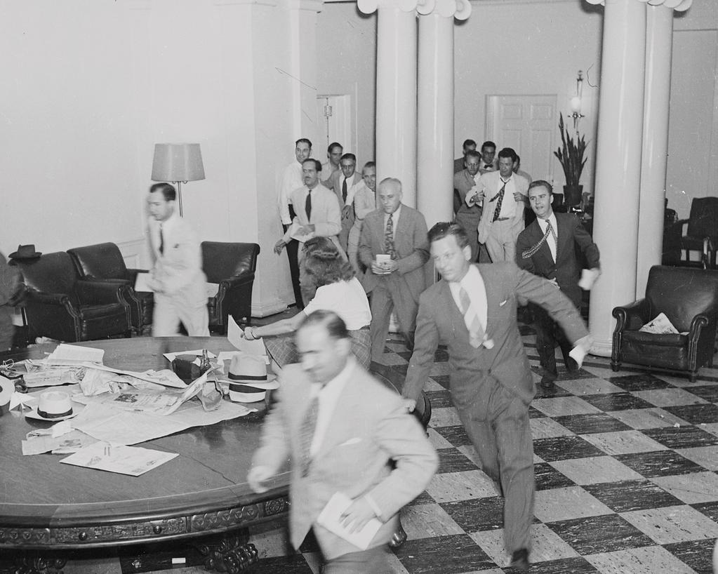 white-house-correspondents-running-through-west-wing-after-japan-surrendered-8-14-1945-copie