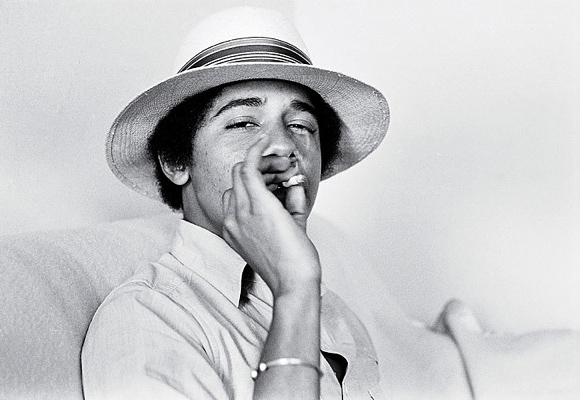 Obama-jeune-cigarette-1980-01