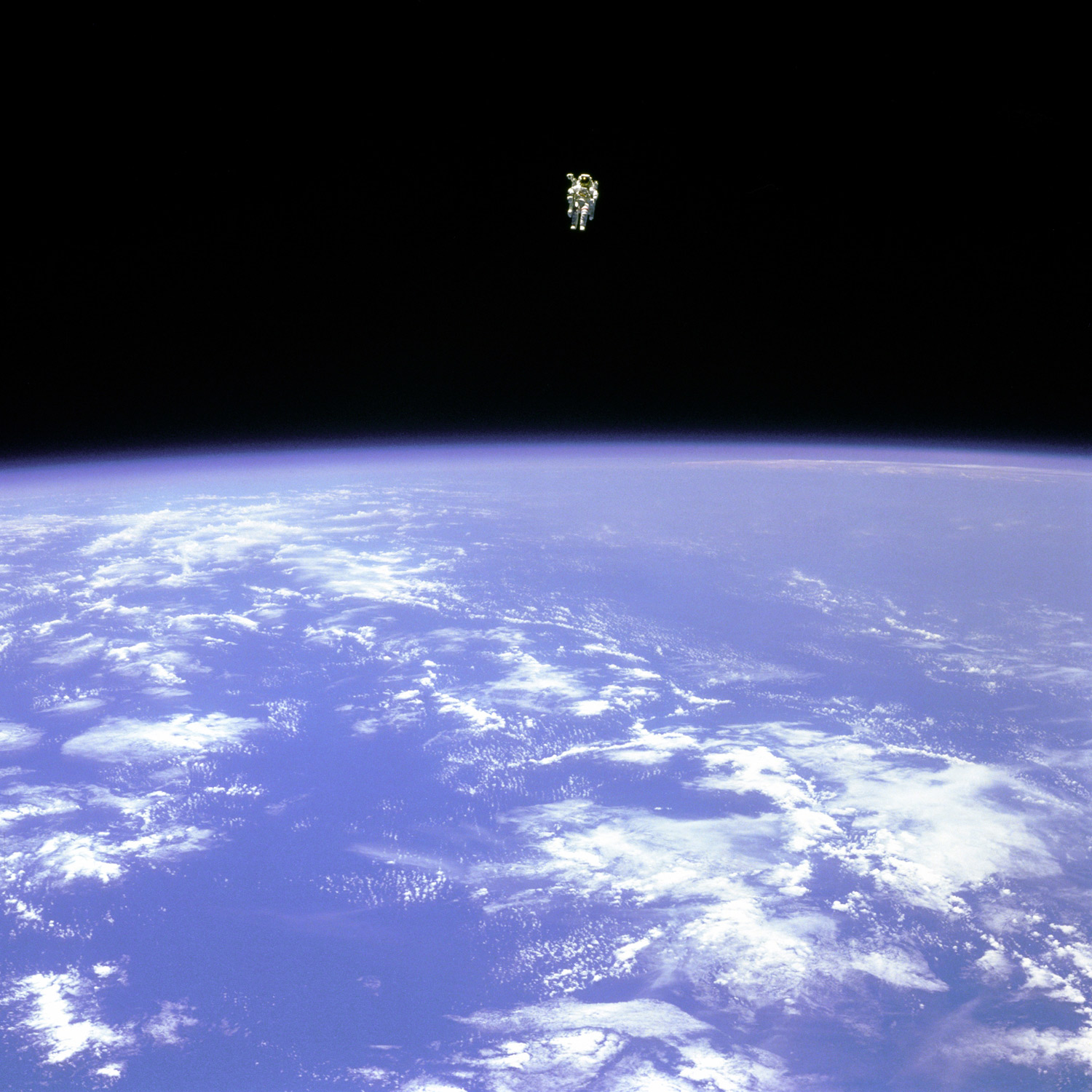 Un cosmonaute seul dans l’espace
