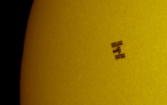 La station spatiale internationale ( ISS ) passe devant le soleil