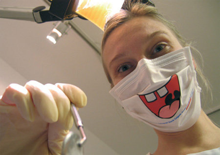 Des masques chirurgicaux souriants pour dentistes
