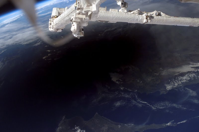 L’ombre de l’éclipse solaire sur la Terre vue de l’espace