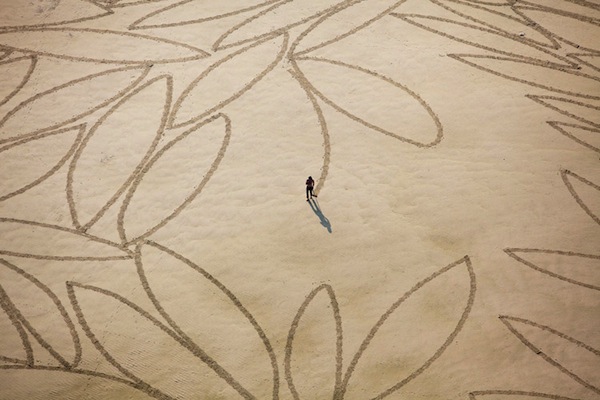Jim Denevan dessine sur la plage