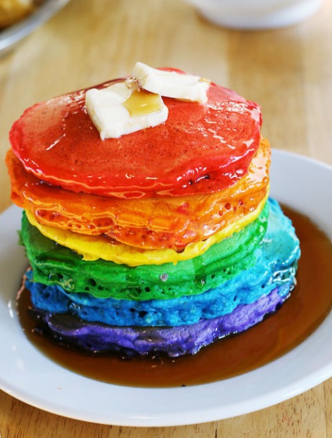 Des pancakes arc-en-ciel
