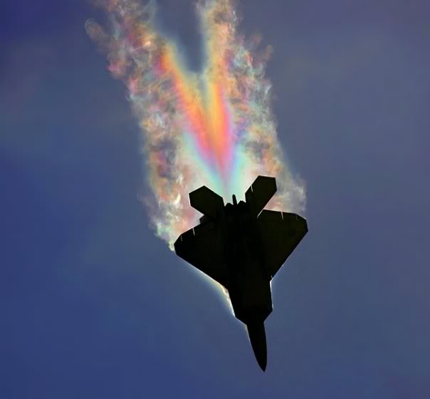 Un F22 Raptor crée un Arc-en-ciel